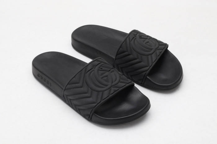 G*u*i slippers all black