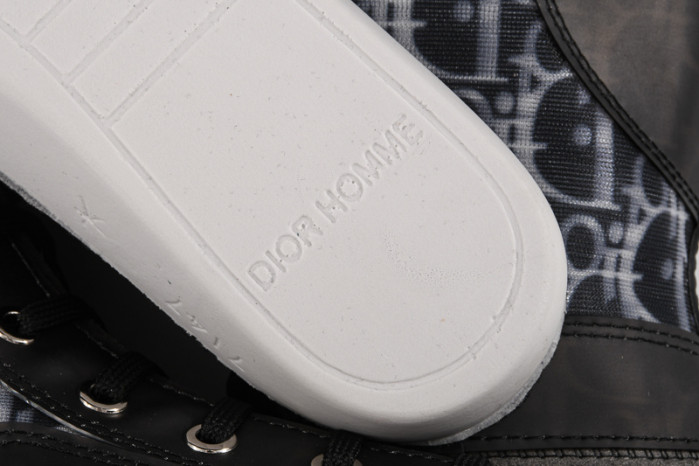 d10r b23 homme kaws high top sneaker