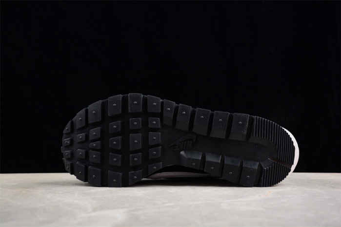 nike vaporwaffle sacai black gum dd1875-011