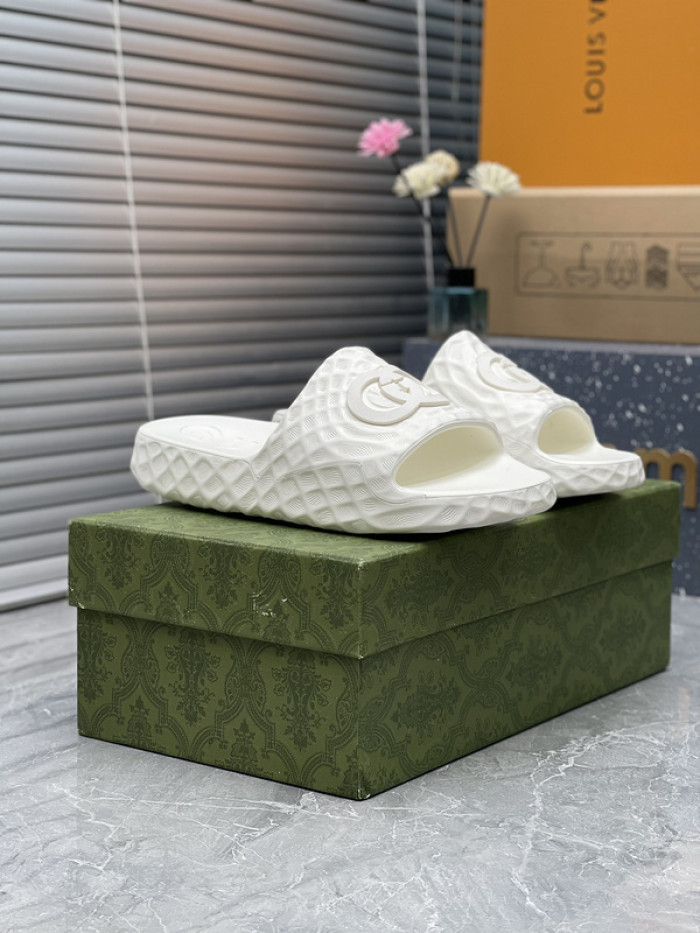 GUC* SLIPPERS DR258-074