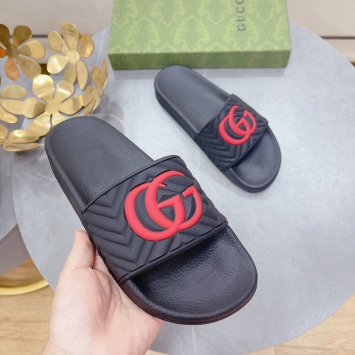 G*u*i slippers