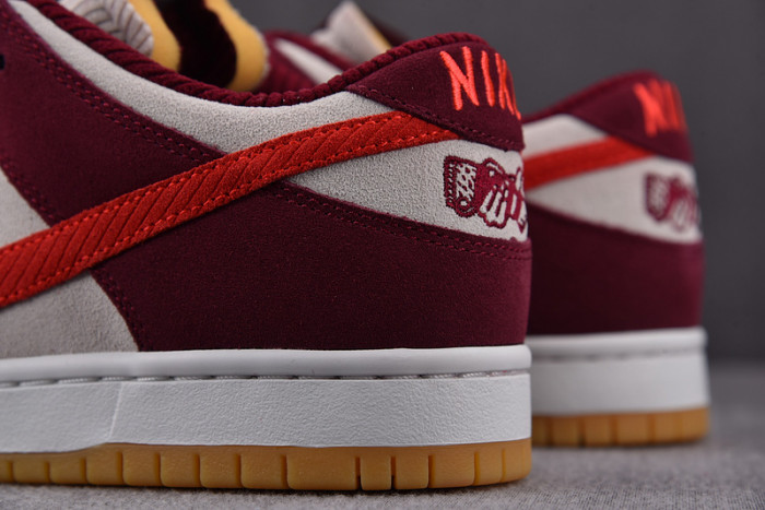 skate like a girl x nike sb dunk low dx4589-600