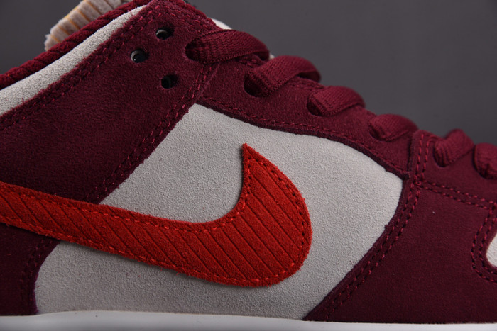 skate like a girl x nike sb dunk low dx4589-600