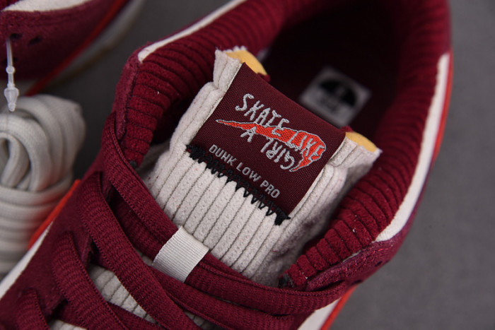 skate like a girl x nike sb dunk low dx4589-600