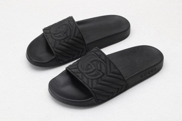 G*u*i slippers all black